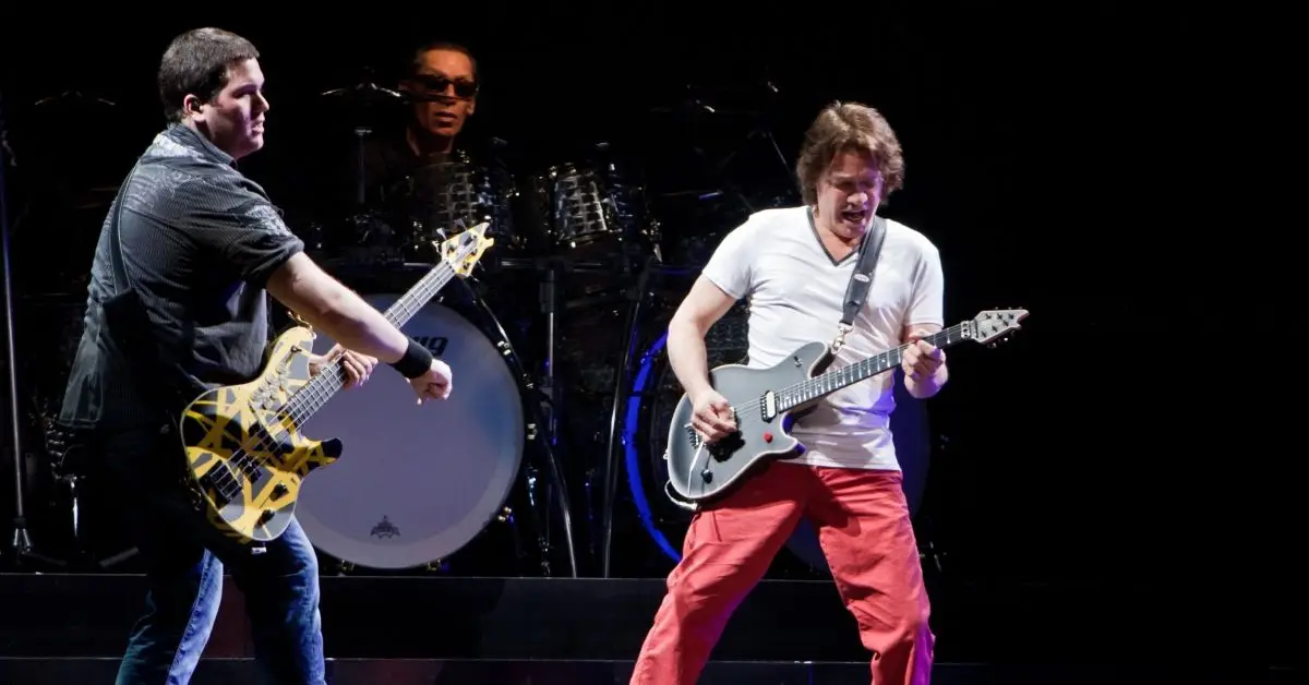 Wolfgang Van Halen, Alex Van Halen et Eddie Van Halen en prestation