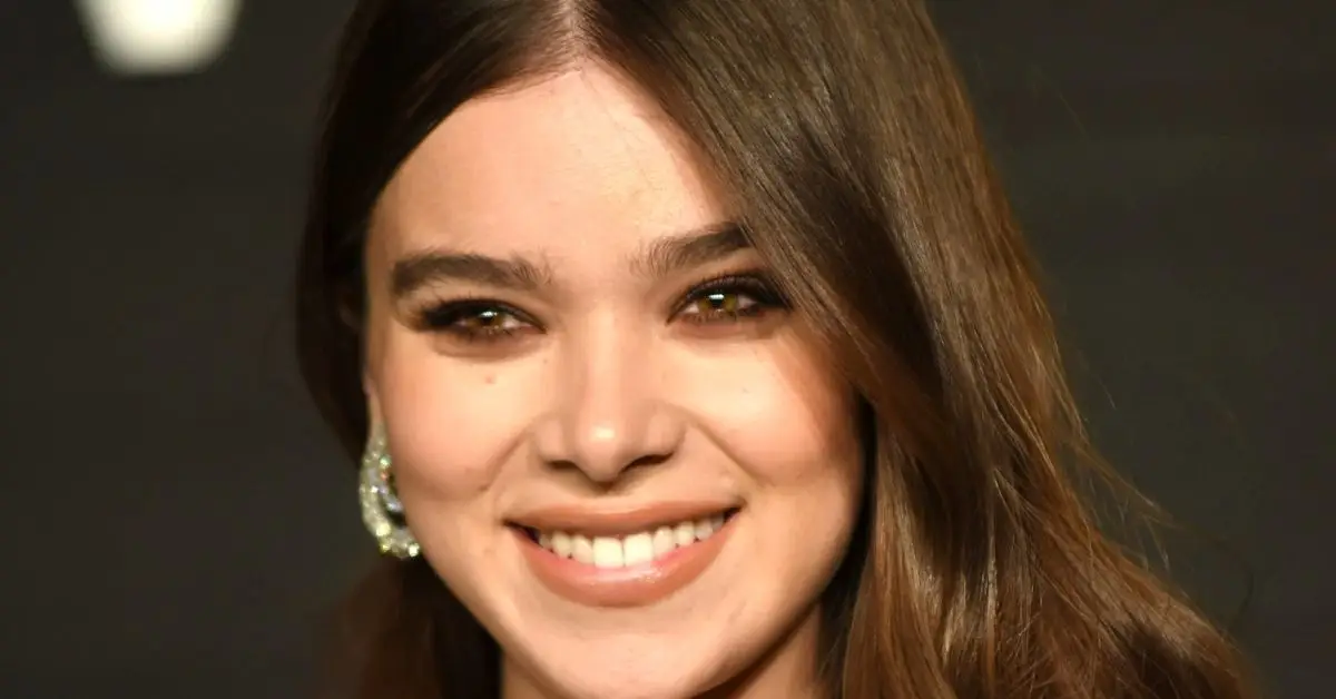 Hailee Steinfeld sorrindo