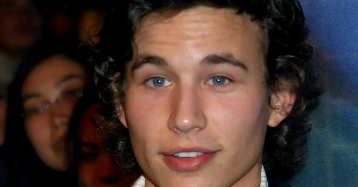 이벤트를 진지하게 바라보는 조나단 테일러 토마스