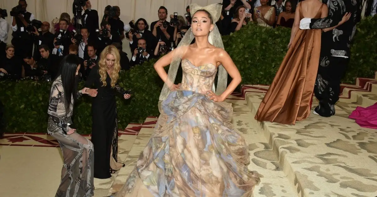 Ariana Grand hos MOMA Costume Benefit