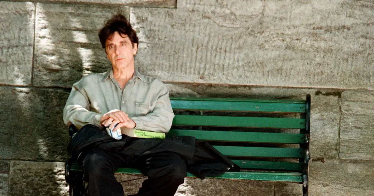 벤치에 앉아 있는 알파치노