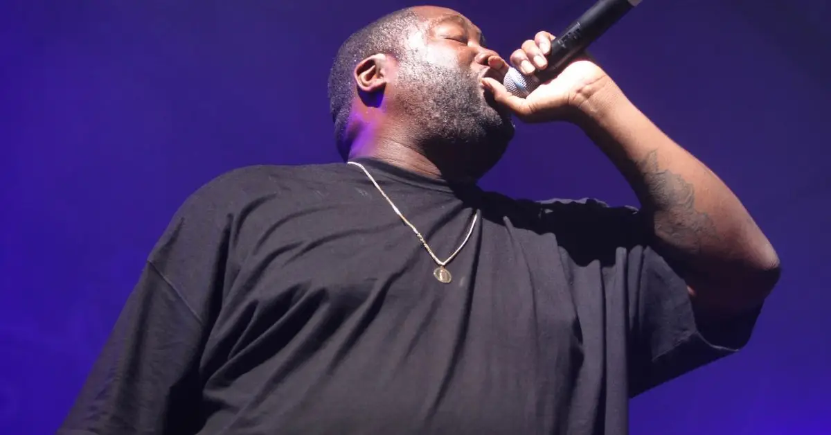 マイクを持ってパフォーマンスするキラー・マイク