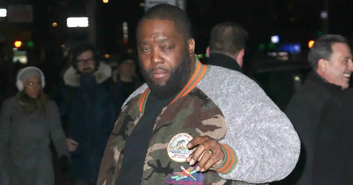 外を歩くキラーマイク