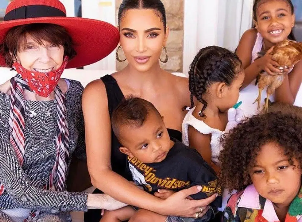 Kim Kardashian con su abuela y todos sus hijos