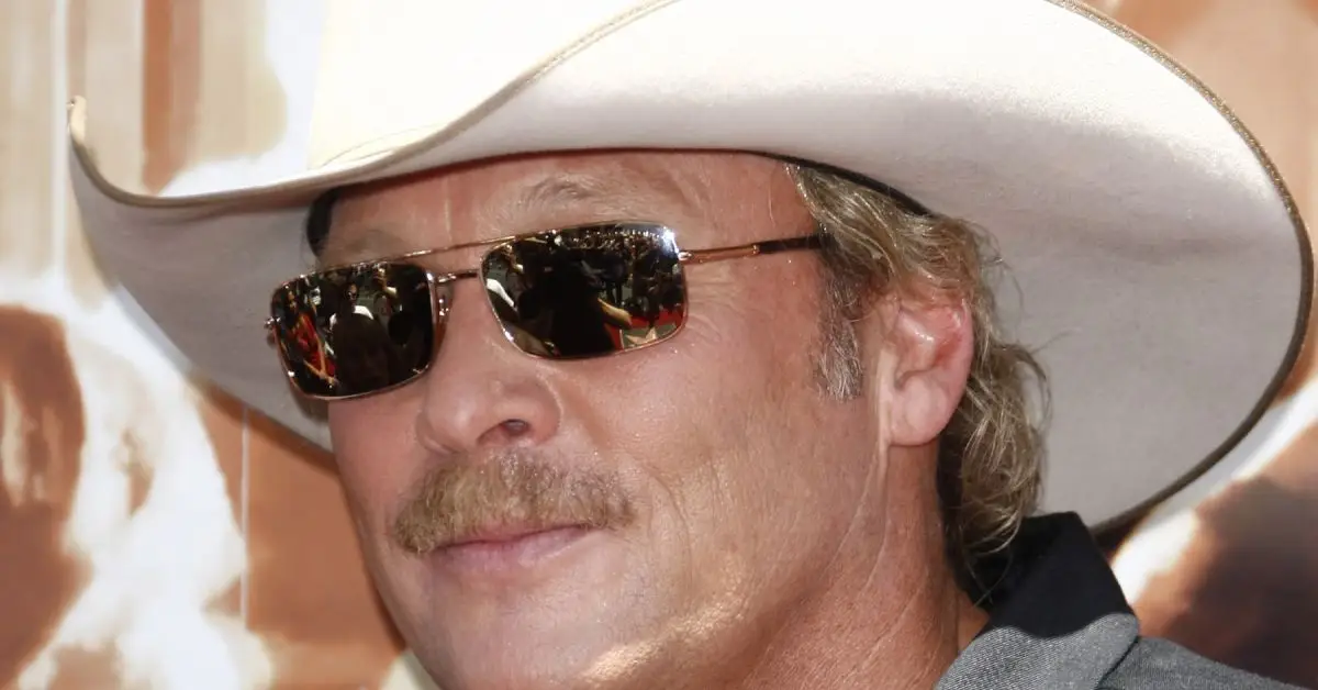 イベントを真剣に見つめるアラン・ジャクソン