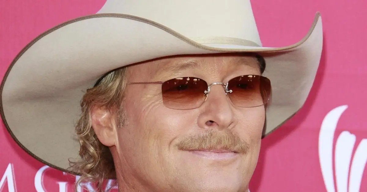 イベントで笑顔を見せるアラン・ジャクソン