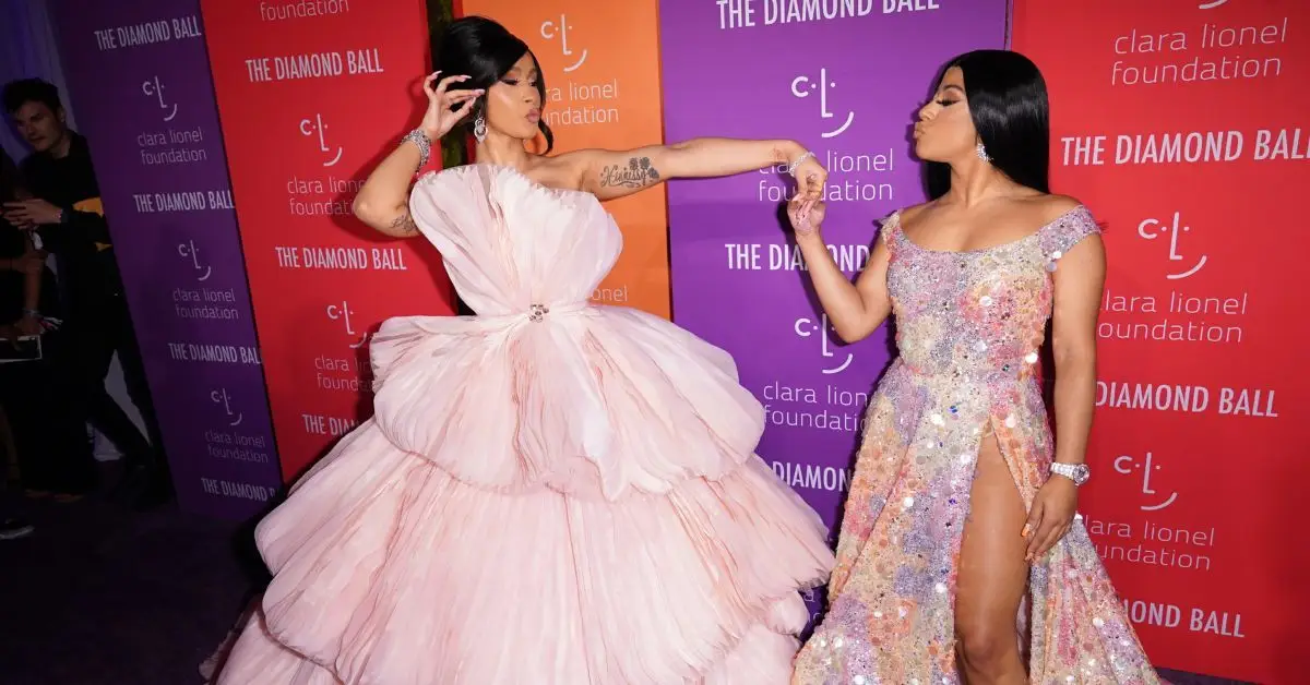 Cardi B y su hermana Hennessy Carolina llegan a Rihanna