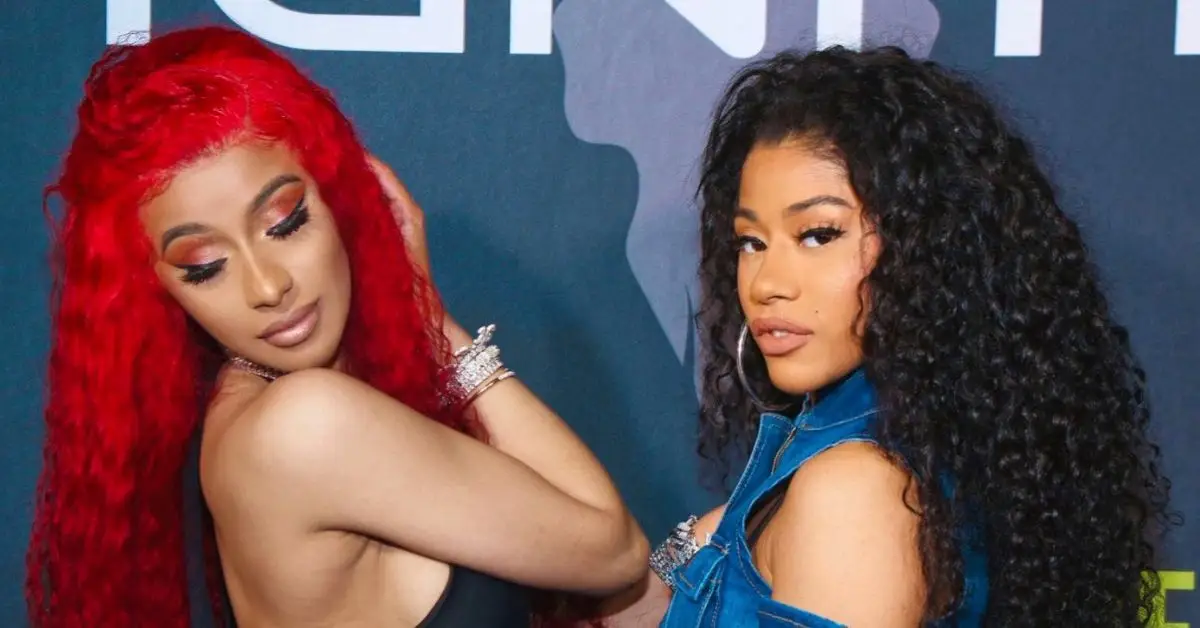 Cardi B y su hermana Hennessy Carolina posan para una foto