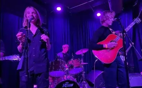 Maya Hawke og bandsang