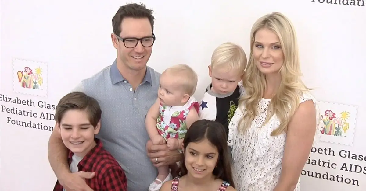 Wer ist die Frau des „Saved By The Bell“-Schauspielers Mark Paul Gosselaar und was macht sie?