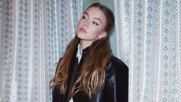 Sydney Sweeney with warm brond hair