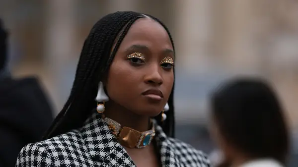 Woman wearing chain-link of stones