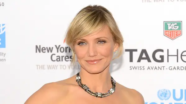 Cameron Diaz wearing stone chain