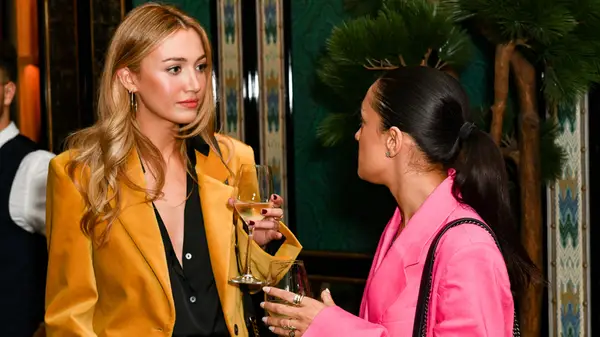 Was sollten Sie in einem Restaurant mit einer ungezwungenen Kleiderordnung tragen?