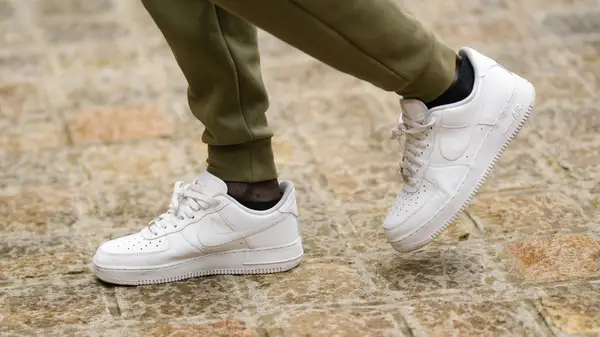 이 간단한 팁으로 흰색 운동화를 깨끗하게 유지하십시오