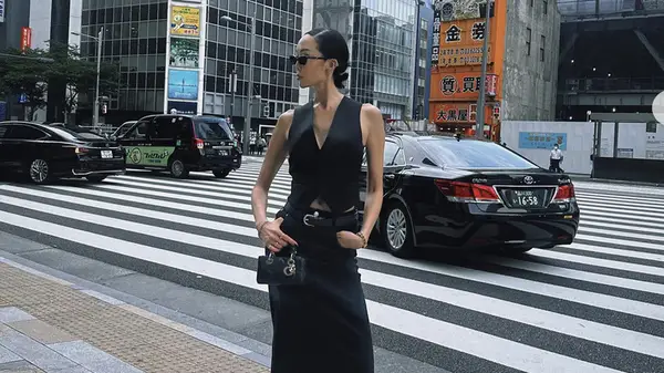 Woman posing in a busy city streeet