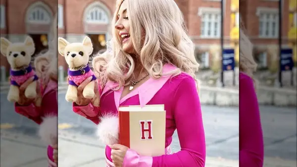 woman in Elle Woods costume