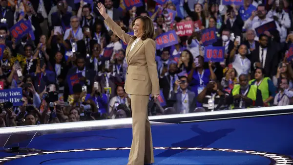 6 Ohromujúcich 2024 DNC oblečenia, ktoré dokazujú, že politici môžu byť aj módnymi ikonami