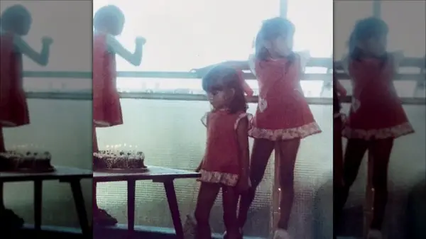 Melania Trump and her sister wearing matching pink dresses