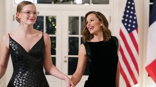 Jennifer Garner smiles at Violet Affleck as they enter the state dinner for French president, Emmanuel Macaron, at the White House