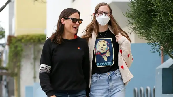 Jennifer Garner spotted walking down the streets of LA with daughter, Violet Affleck