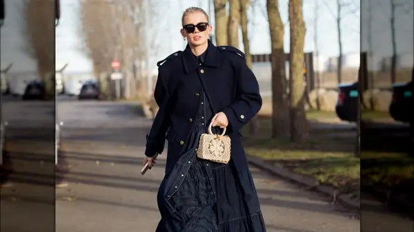 Woman with a woven bag 