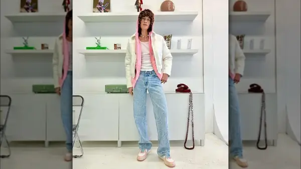 A man wearing blue jeans