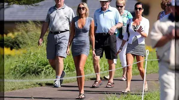 Paulina Gretzy on the golf course in a skin-tight dress