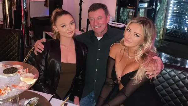 Paulina Gretzky with her dad and sister