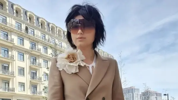 Person wearing flower brooch 