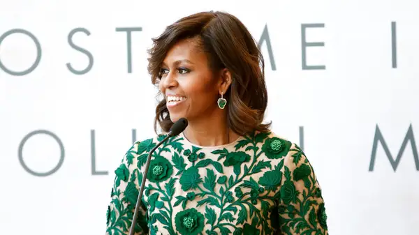A roupa de podcast sombria de Michelle Obama é uma falta de estilo rara para a primeira -dama da moda