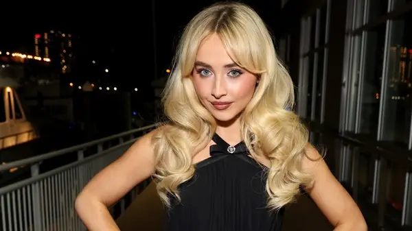 5 Sabrina Carpenter Outfits, ktoré úplne zmeškali známku