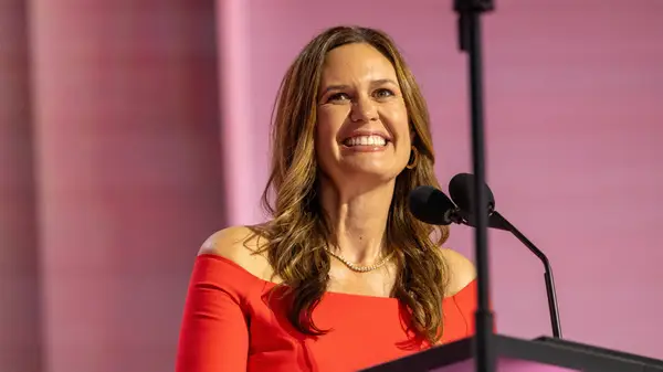 Sarah Huckabee Sanders cometió un error de estilo novato que arruinó un atuendo completo