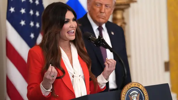 Kimberly Guilfoyle's mest overraskende outfit beviser, at hun må tage internettets råd