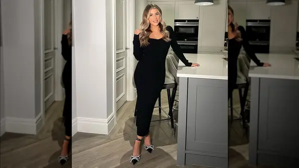 Woman wearing shoes with bows on