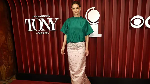 Il vestito Tony Awards del 2025 Katie Holmes sembrava un regalo di Natale che non volevamo aprire