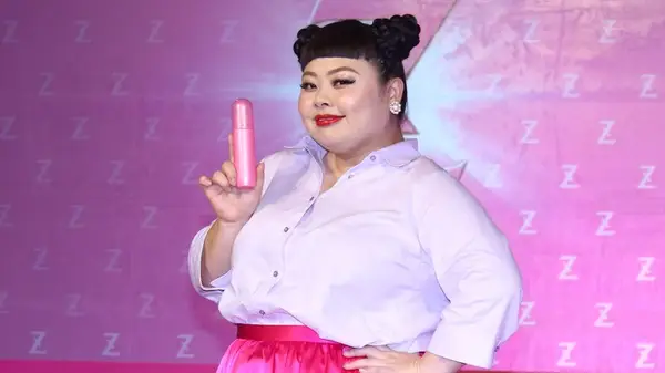 Naomi Watanabi posing with deodorant