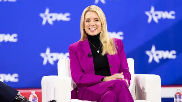 El vestit de la Casa Blanca, Pam Bondi, es va arrencar dels anys 70 (