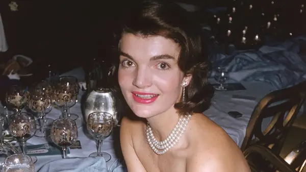 Pearl Smycken är sommartrenden för en subtil MermaidCore -vibe