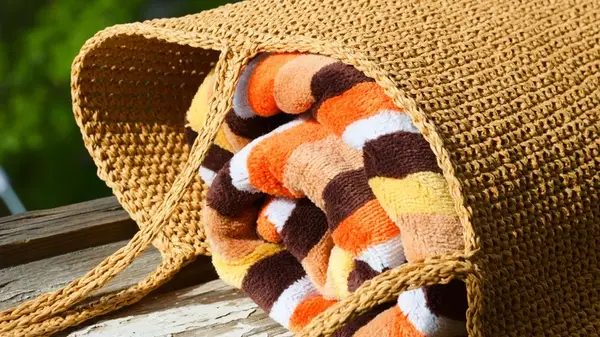 Sacchetti di rafia, sarai sempre famoso. Perché sono l'ultimo punto fermo estivo