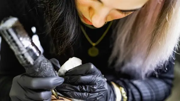 Les tendències més grans del tatuatge de la tardor 2023 us demanen que sortiu tot