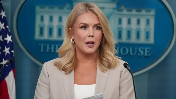 Els pitjors vestits de Karoline Leavitt tenen una cosa en comú (