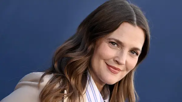 Drew Barrymore의 최고의 남성복에서 영감을 얻은 외모