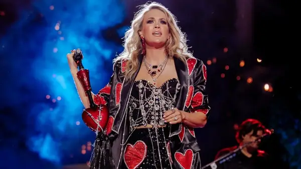 5 Carrie Underwood Outfits, der viste hendes morderiske ben