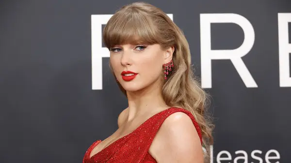 Niewłaściwa sukienka gościnna ślubna Taylor Swift nigdy nie żyje