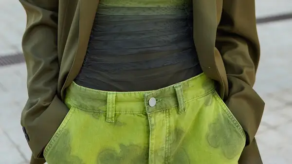 Taschenlose Frauenkleidung ist nicht nur eine Unannehmlichkeit, sondern auch ein patriarchalischer Schmerzpunkt