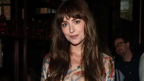 Veraltete Trends Dakota Johnson wurde beim Tragen erwischt