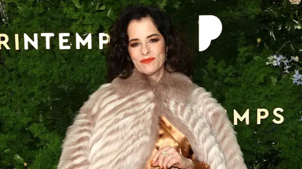Atuendos de Parker Posey que se perdieron por completo la marca