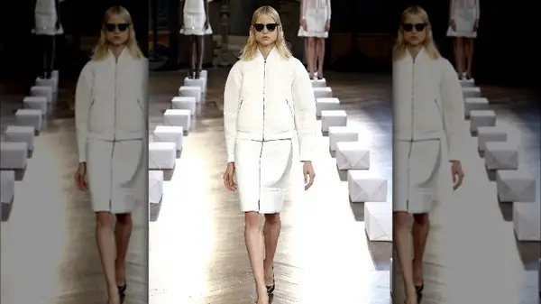 Zippered pencil skirt in white 