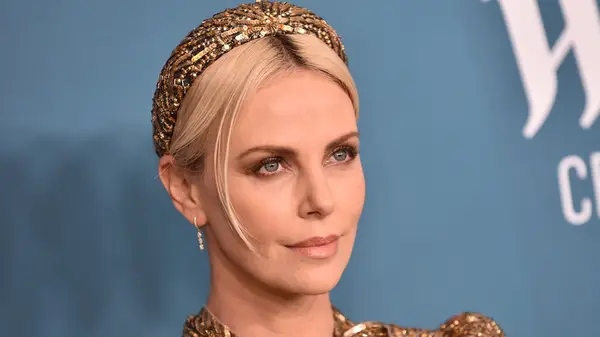 Charlize Theron의 가장 쇼 스톱 스타일 순간